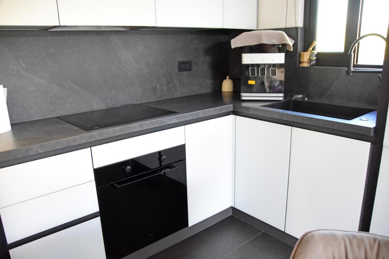 White And Black Aegina ภายนอก รูปภาพ